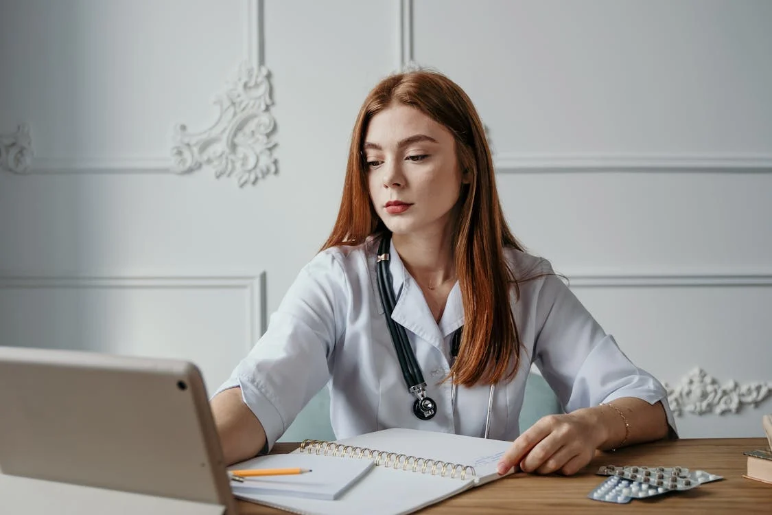 Utilizzare la Terapia a Seduta Singola in ambito medico. Il protocollo di Terapia Breve Centrata sulla Soluzione a Sessione Singola per l’intervento sull’aderenza ai farmaci di Qitang Lin.