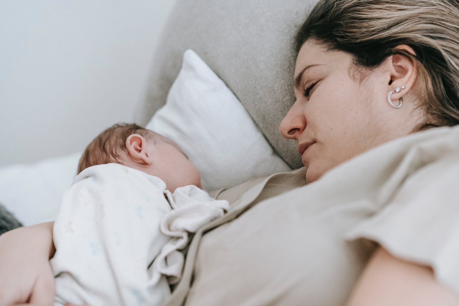 Dal mondo della ricerca un interessante studio sugli effetti di una singola sessione di terapia online di un giorno per aiutare a curare la depressione post-partum.